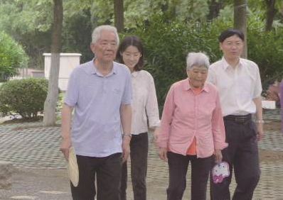 杨雯迪（左二）与爷爷、奶奶和父亲在一起。